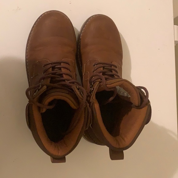 Boys size 6 boot only worn 2x - Picture 3 of 3